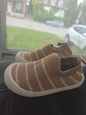 Jan & Jul Kids Slip-On Knit Sneakers in Tan and White Stripe Size 7